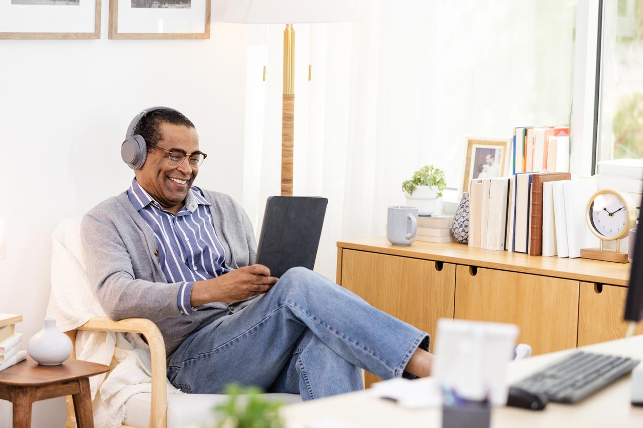Patient wearing headphones on Zoom with therapist.